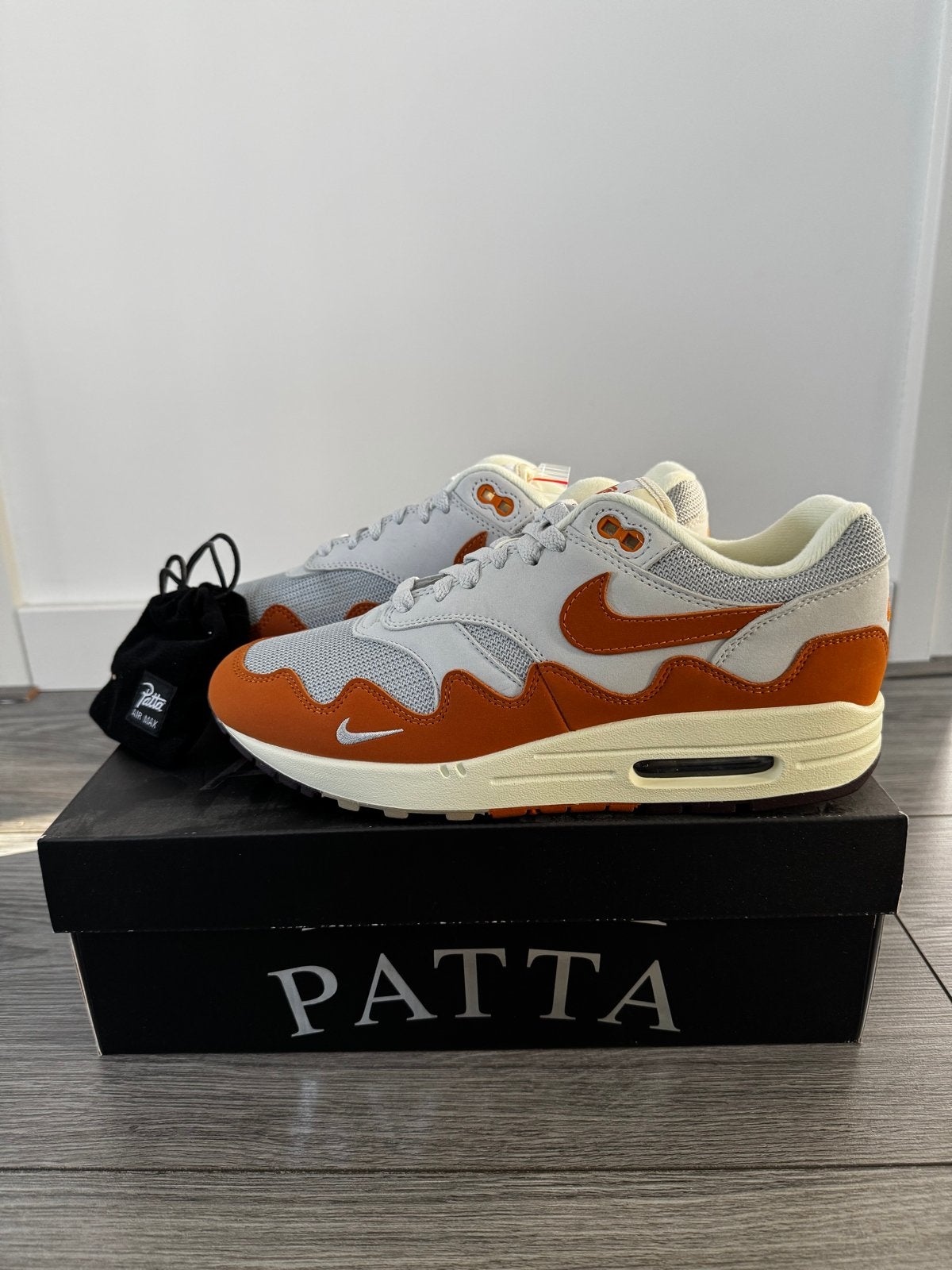 Nike Air Max 1 x Patta “Monarch” - Nieuw - EU 42 / US 8.5, Overige kleuren, Nieuw, Ophalen of Verzenden, Sneakers of Gympen