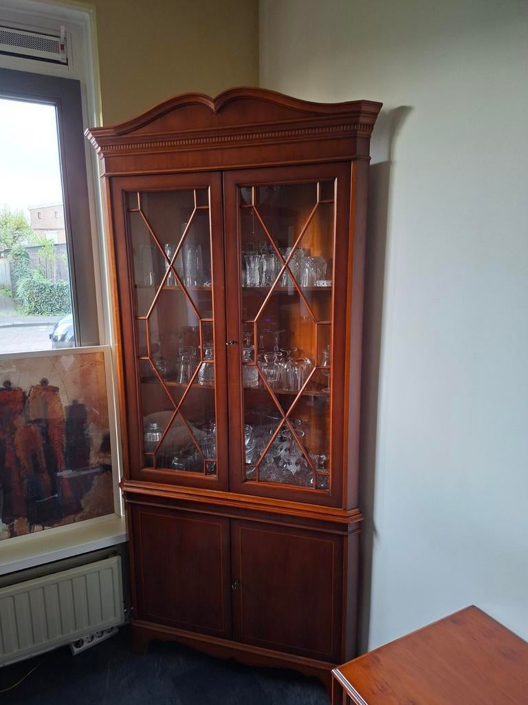 Heldense vitrine hoekkast van taxushout, Huis en Inrichting, Kasten | Vitrinekasten, Ophalen