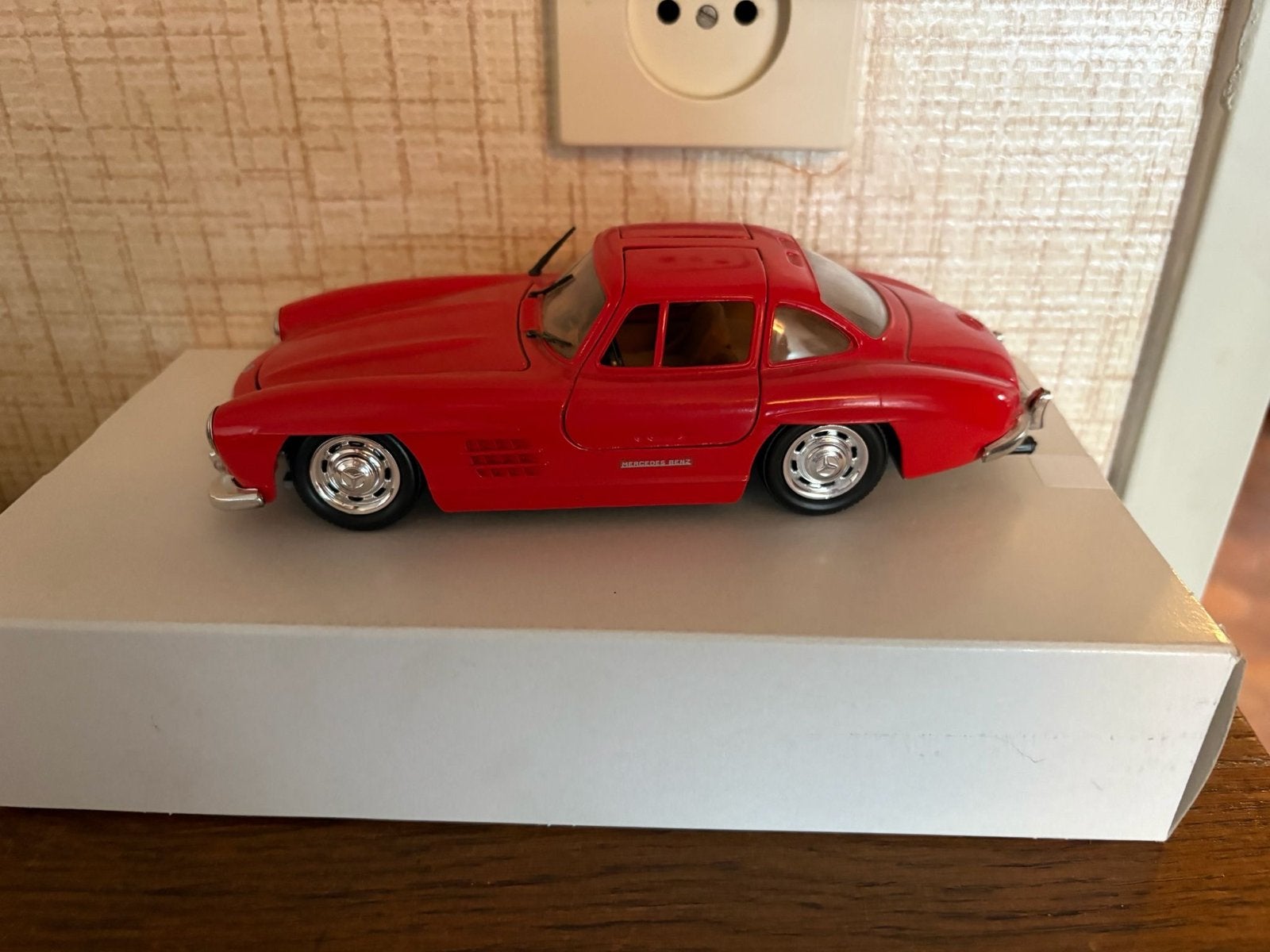 Mercedes-Benz 300 SL Schaalmodel Rood, Hobby en Vrije tijd, Modelauto's | 1:43, Ophalen of Verzenden, Zo goed als nieuw, Auto