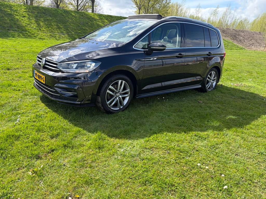 Volkswagen Touran RLINE !!!110KW/150PK 7-DSG 2017 Zwart, Auto's, 4 cilinders, 7 stoelen, Zwart, Origineel Nederlands