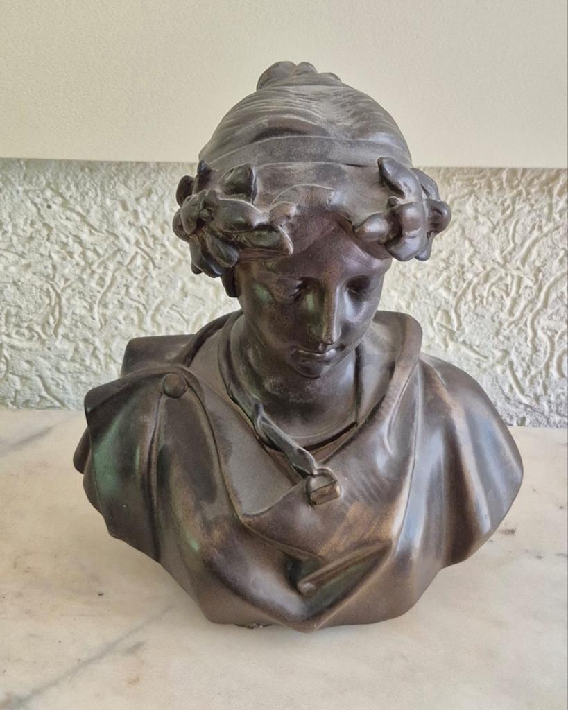 Stenen of gips buste van een vrouw met lauwerkrans, Ophalen, Buste, 20 - 50 cm, Bruin