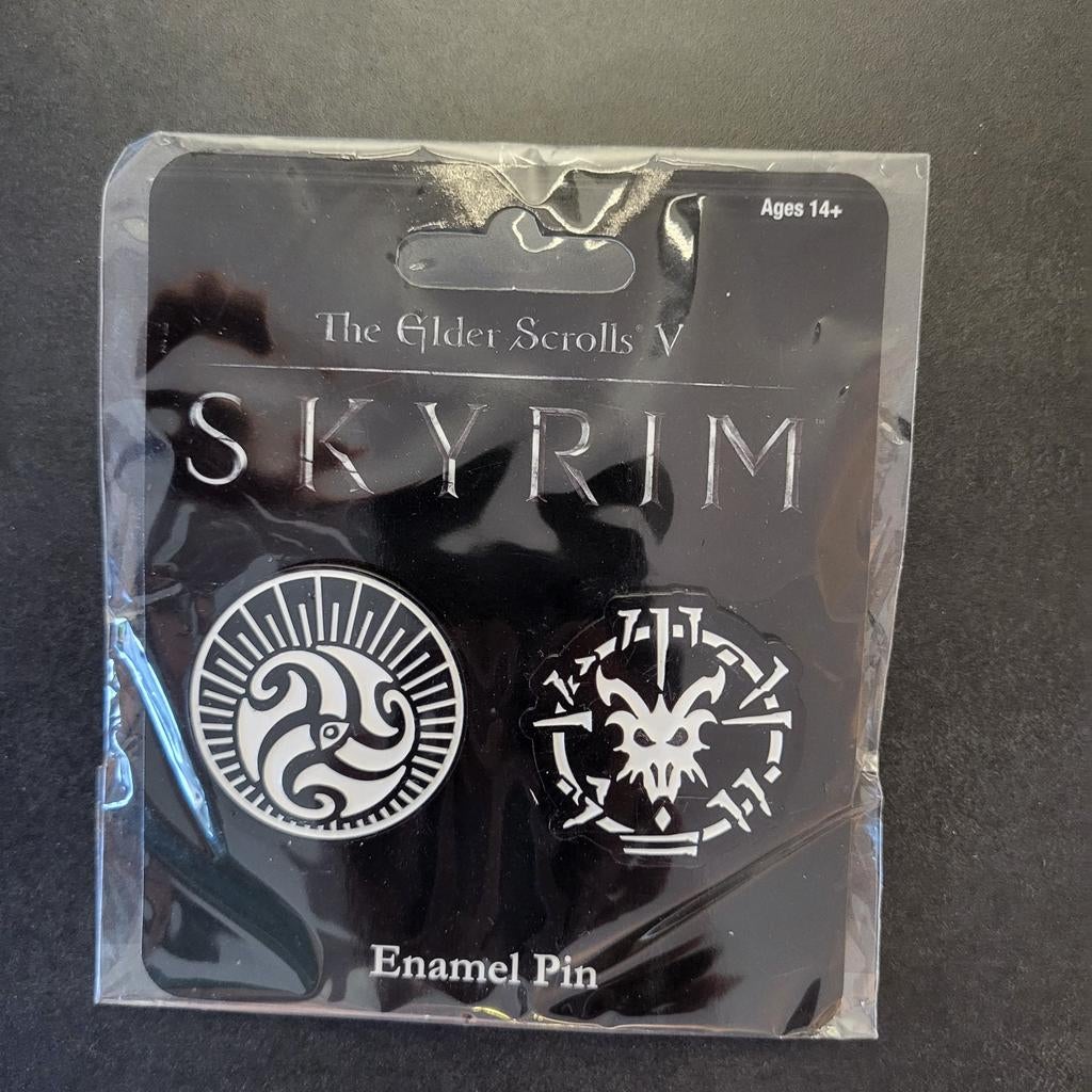 Skyrim The Elder Scrolls V Enamel Pin Set - Nieuw, Verzamelen, Ophalen of Verzenden, Nieuw, Overige onderwerpen, Speldje of Pin