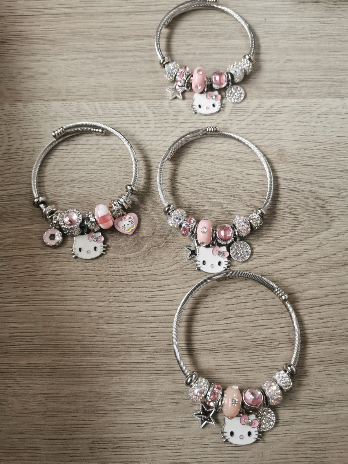 Hello Kitty bedelarmbanden met roze en zilveren kralen, Overige materialen, Met bedels of kralen, Nieuw, Ophalen of Verzenden
