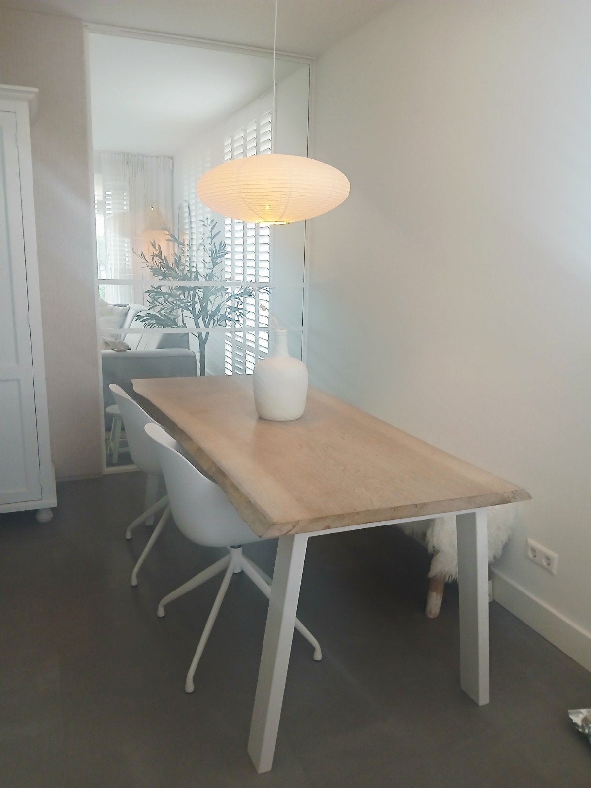 Boomstam eettafel met mat witte stalen poten, Huis en Inrichting, Tafels | Eettafels, Ophalen, 50 tot 100 cm, Zo goed als nieuw