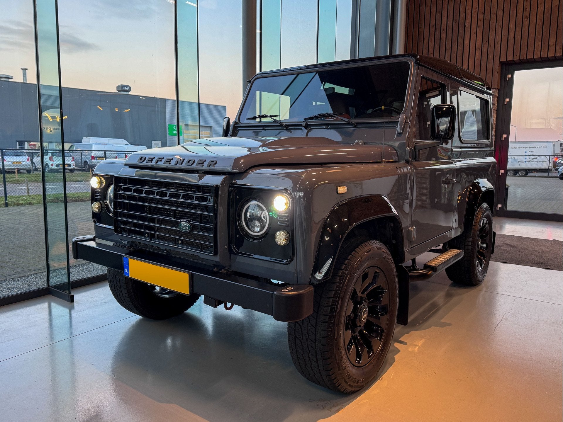 Land Rover Defender 90 "Rough 18", trekhaak, leder, stoelver, Gebruikt, 4 stoelen, 122 pk, Vierwielaandrijving
