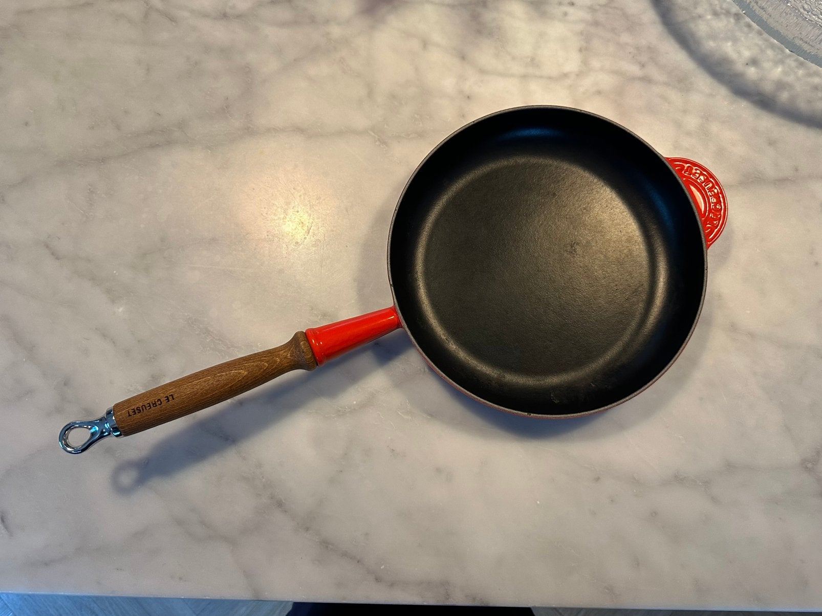 Rode Le Crueset gietijzeren koekenpan 24cm, Huis en Inrichting, Keuken | Potten en Pannen, Ophalen, Zo goed als nieuw, Gietijzer
