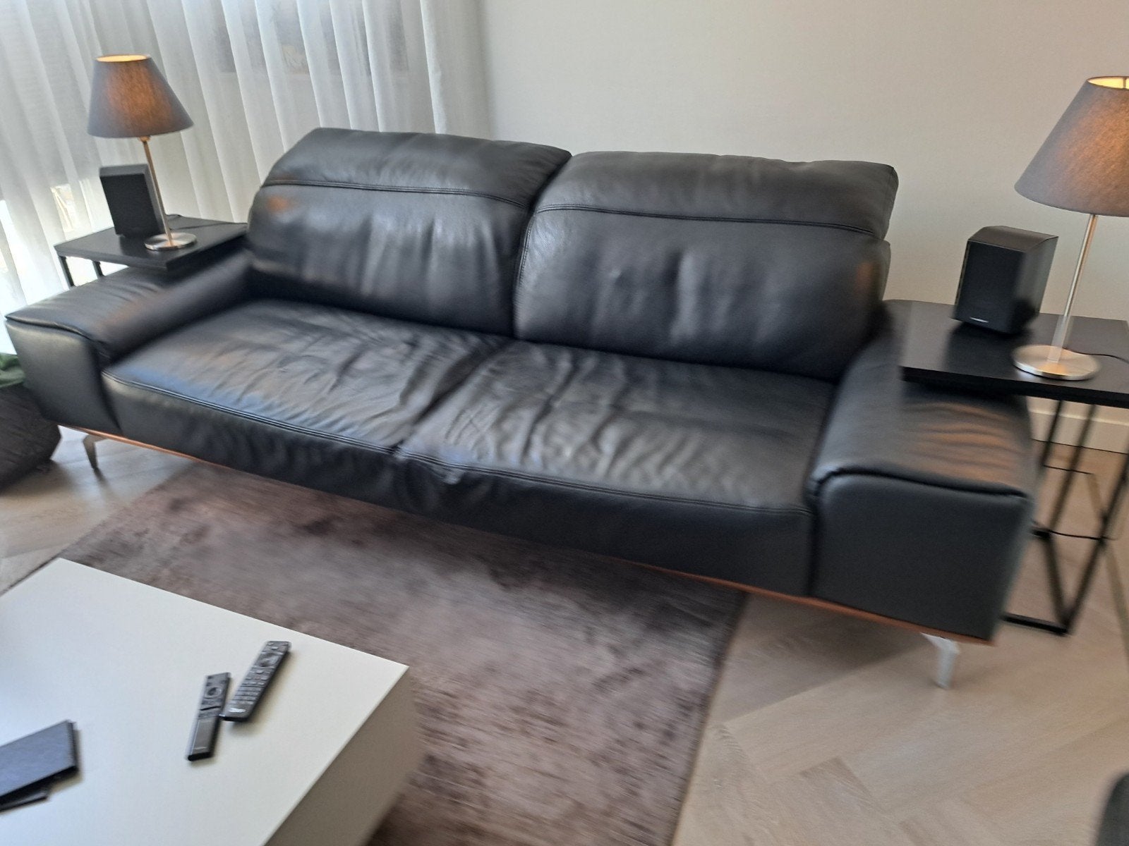Zwart leren tweepersoonsbank - Comfortabel en stijlvol, Gebruikt, Tweepersoons, Ophalen of Verzenden, Modern, Tijdloos