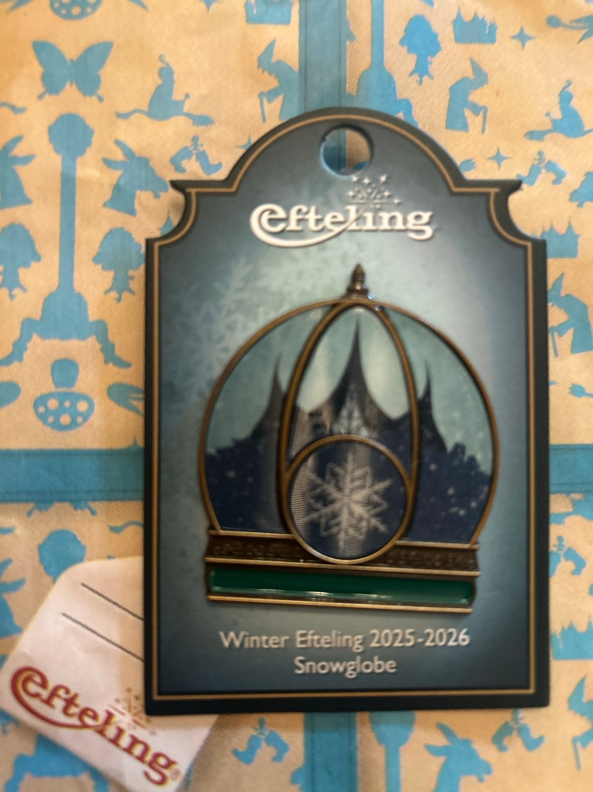 Efteling Winter Efteling 2025-2026 Snowglobe Pin, Verzamelen, Efteling, Ophalen of Verzenden, Nieuw, Button of Speldje