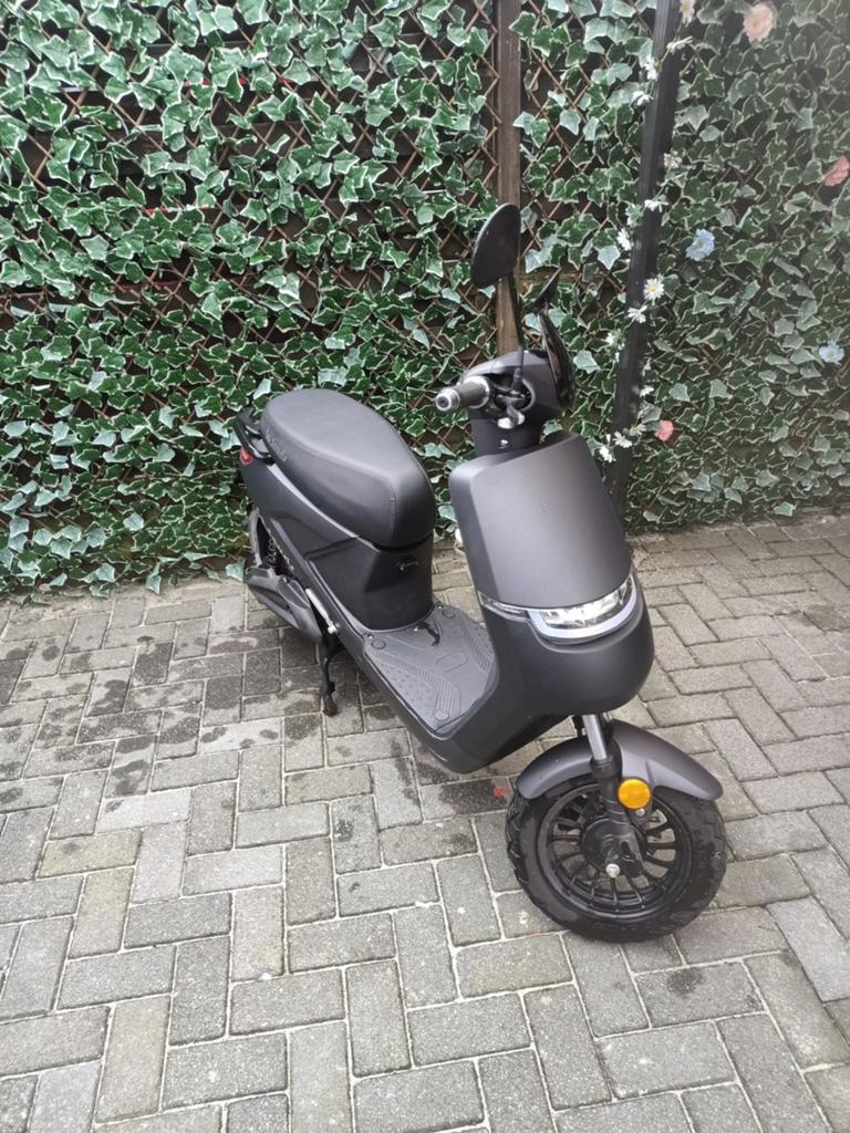 La souris elektrische scooter geel kent papier kwijt 1141km, Fietsen en Brommers, Snorfietsen en Snorscooters, Ophalen, Zo goed als nieuw