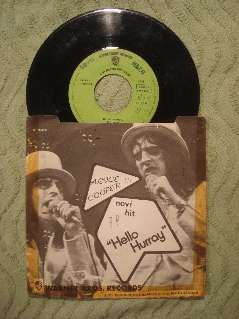 Alice Cooper 7" Vinyl Single: ‘Hello Hooray’ (Joegoslavië), Ophalen of Verzenden, Gebruikt, 7 inch, Rock en Metal