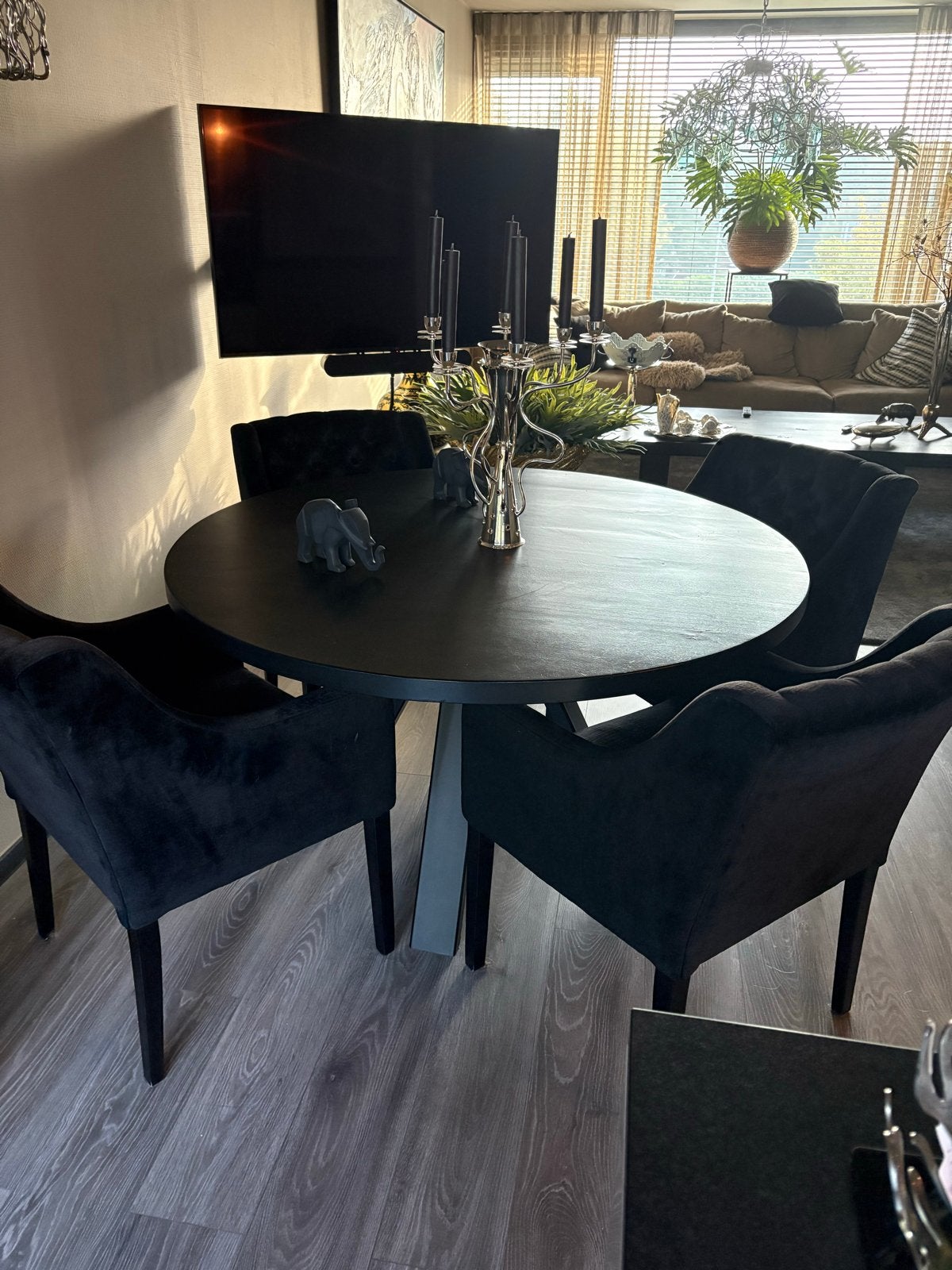 Foto 4 van Ronde eiken eettafel (zwart) met 4 zwarte stoelen