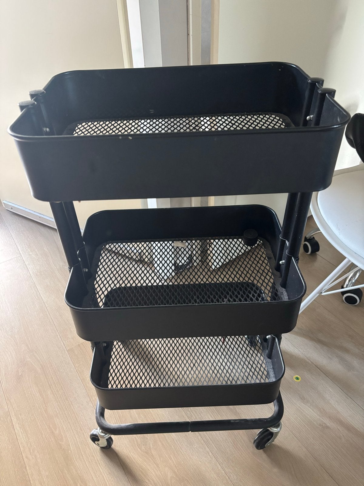 GRATIS Zwart metalen roltafel met 3 etages, Ophalen, Zwart, Zo goed als nieuw, Metaal