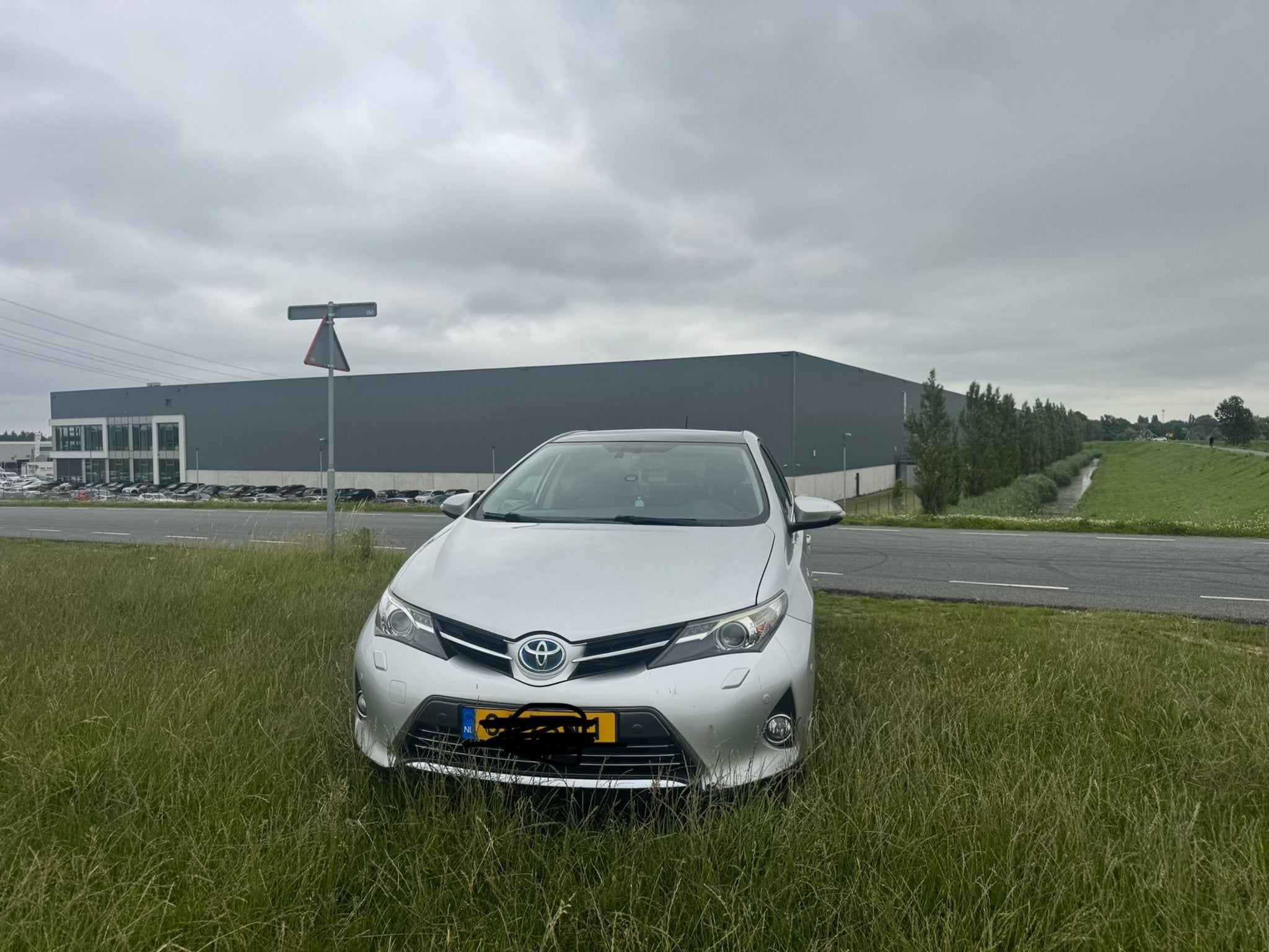 Toyota Auris 1.8 Full Hybrid 5DR CVT 2013 Grijs, Auto's, 4 cilinders, Origineel Nederlands, 26 km/l, Auris