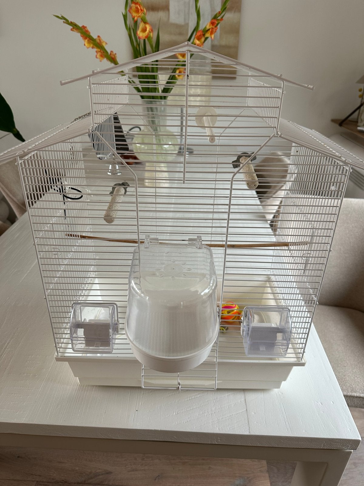 Witte vogelkooi met speeltjes, vogelvoer, badje enz, Dieren en Toebehoren, Ophalen, Zo goed als nieuw, Metaal, Vogelkooi