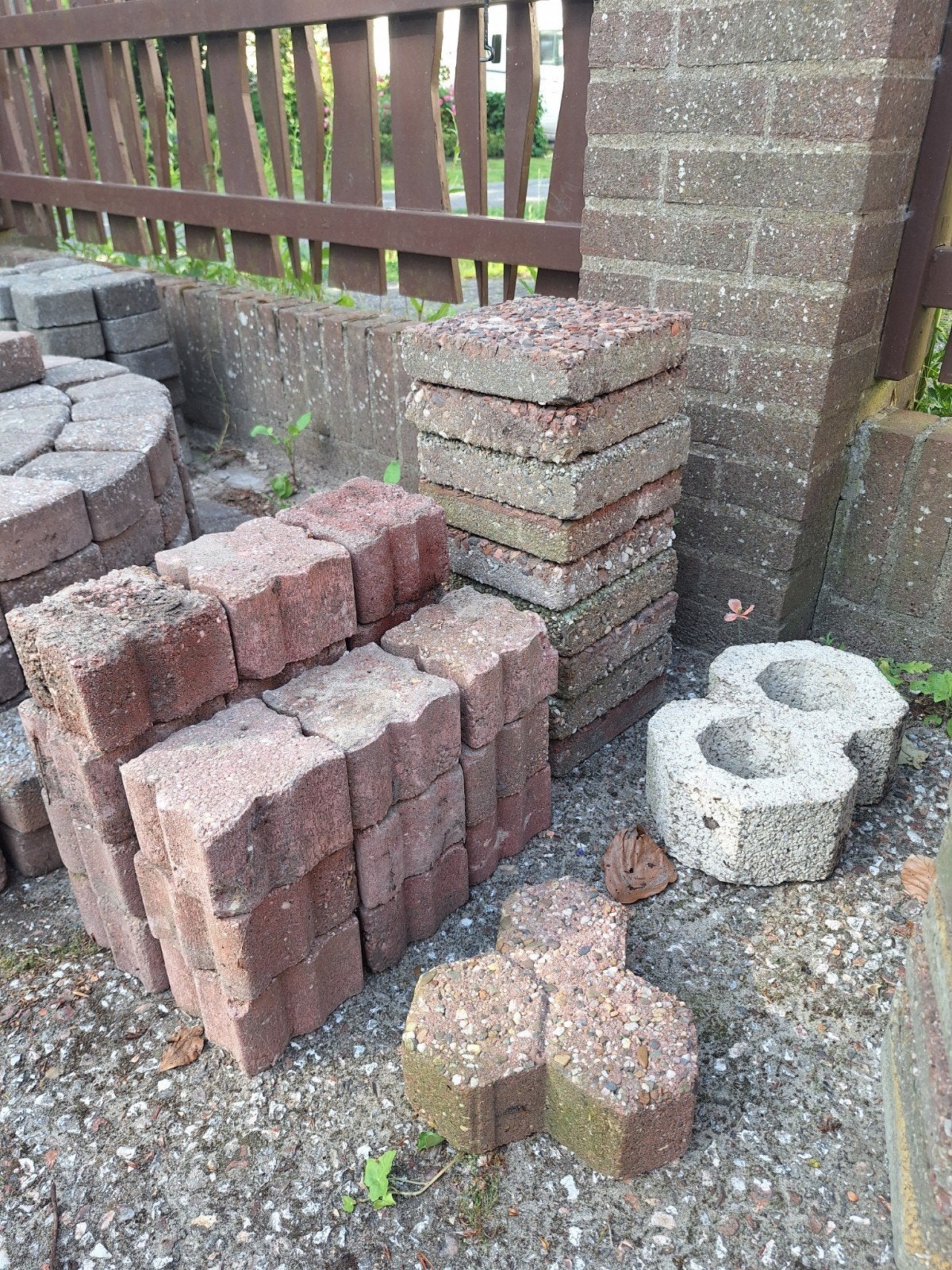 Rode stenen tuin / terras, Tuin en Terras, Tegels en Klinkers, Ophalen, Beton, Klinkers