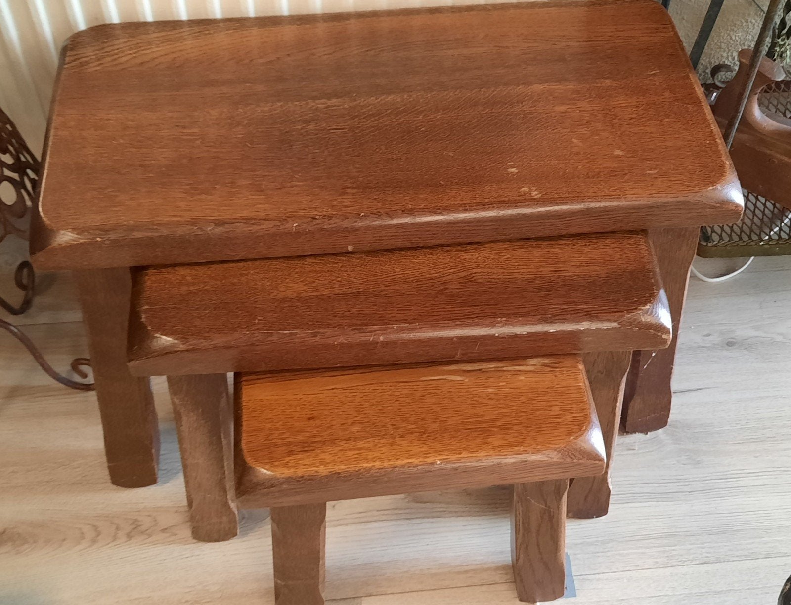 3 robuste bijzet tafeltjes, Antiek en Kunst, Ophalen
