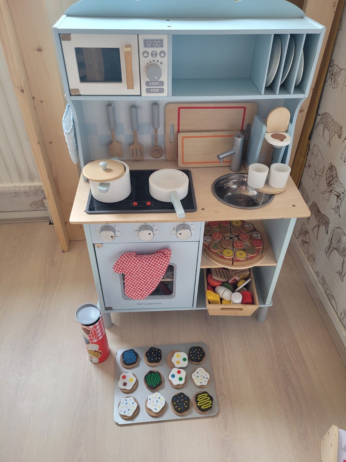 prachtig houten speelkeukentje zeer compleet, Kinderen en Baby's, Speelgoed | Houten speelgoed, Ophalen, Zo goed als nieuw, Meubelstuk of Keukentje