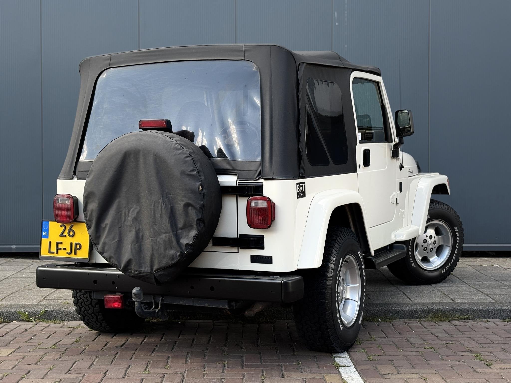 Jeep Wrangler 4.0i Softtop BRUTE | Airco | Cruise Control |, Gebruikt, Airbags, 2000 kg, Wit