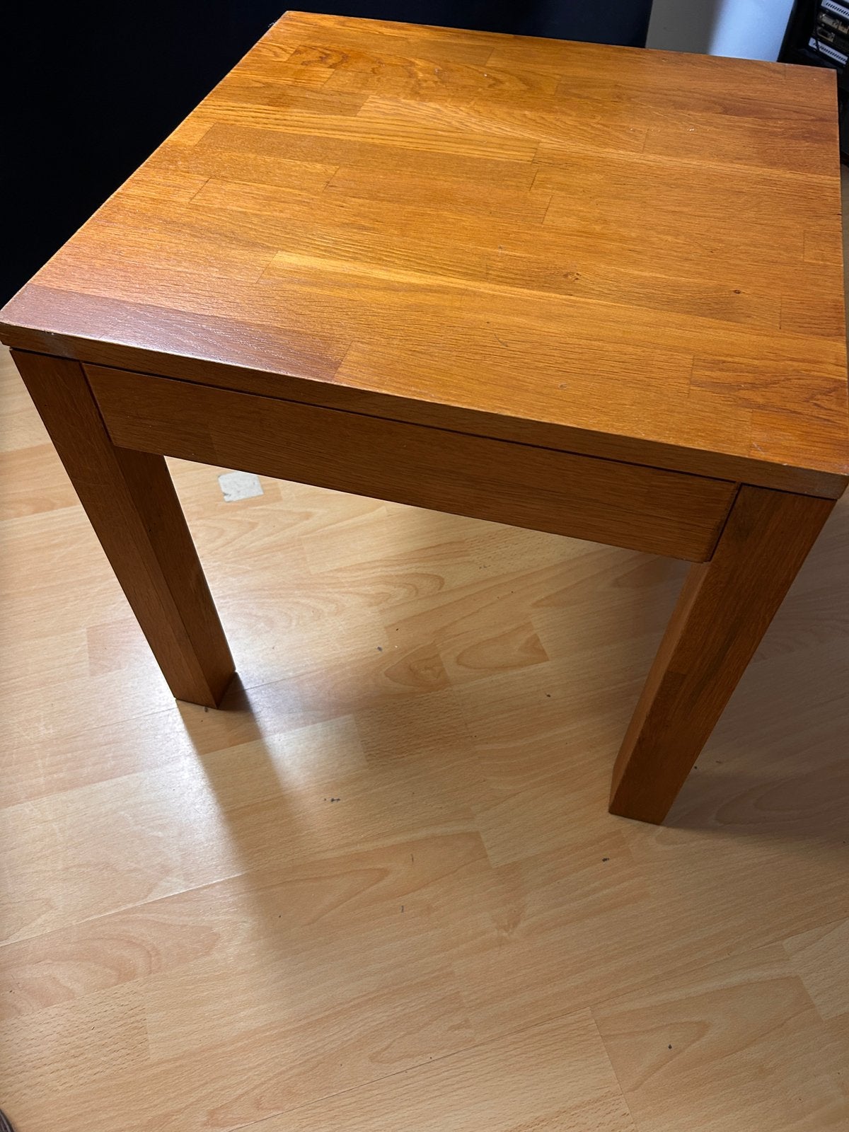 Robuuste keurige hardhouten bijzettafel, Minder dan 55 cm, Vierkant, Zo goed als nieuw, Ophalen