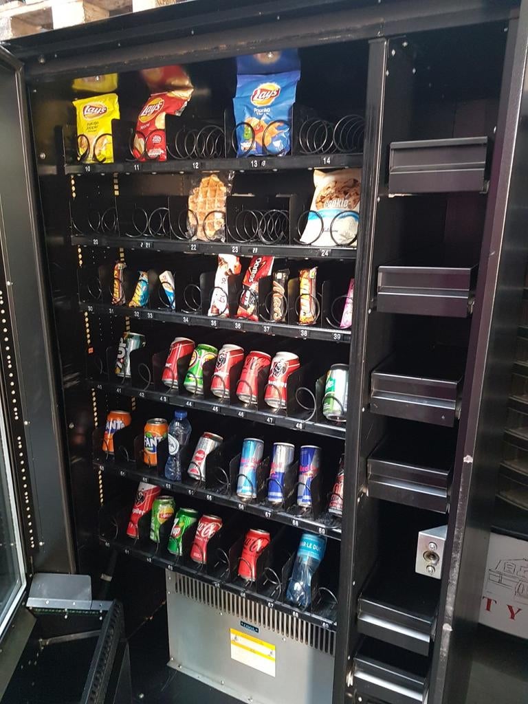 Combi Automaat met Gekoelde Voorraadruimte, Ophalen