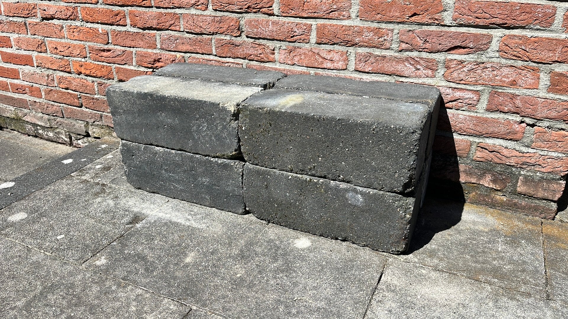 Gratis. 8 stapelblokken, 15x15x45, antraciet, getrommeld., Tuin en Terras, Ophalen, Gebruikt, Blok, Minder dan 25 cm