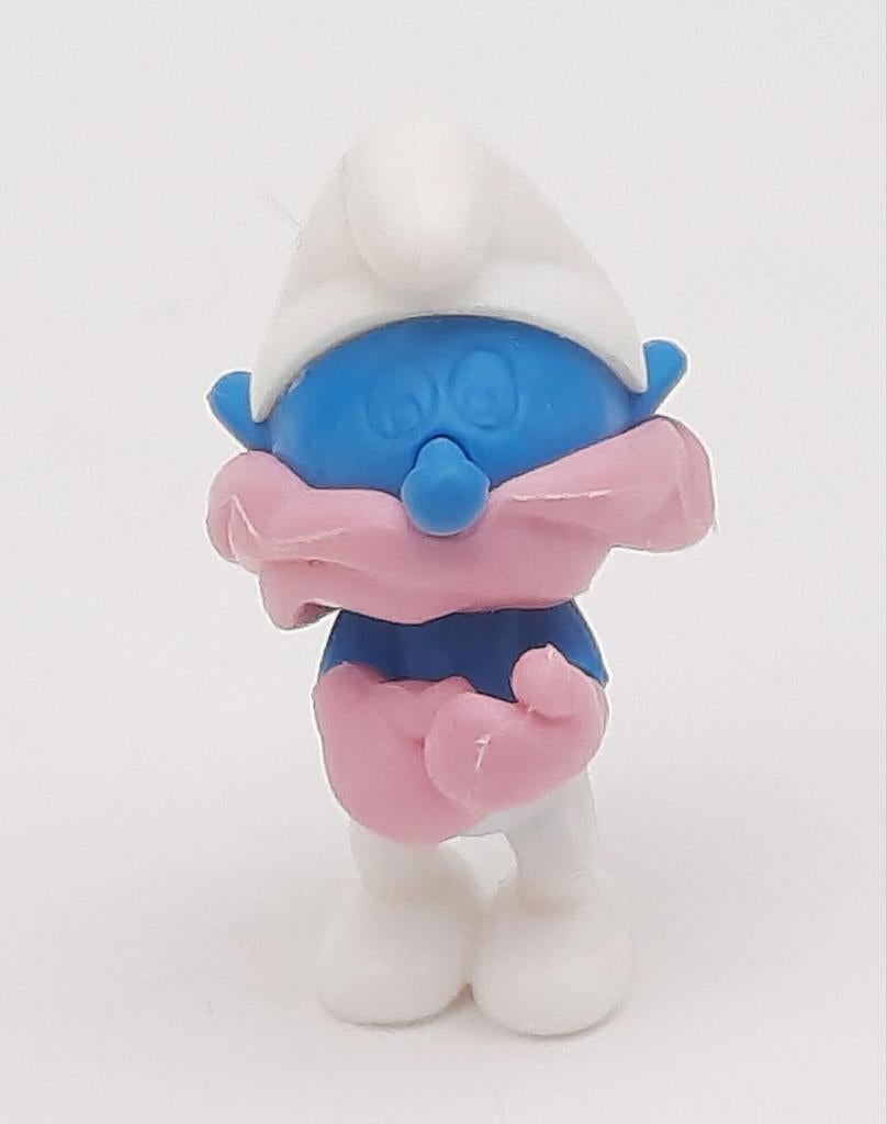 Winter Smurf met sjaal en handschoenen Ferrero uit 1990, Verzamelen, Smurfen, Ophalen of Verzenden, Zo goed als nieuw, Verschillende Smurfen