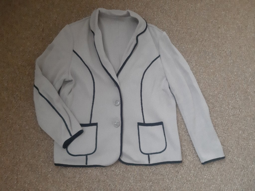 beige jasje met zwarte bies maat 44, Ophalen, Beige, Maat 42/44 (L), Zo goed als nieuw