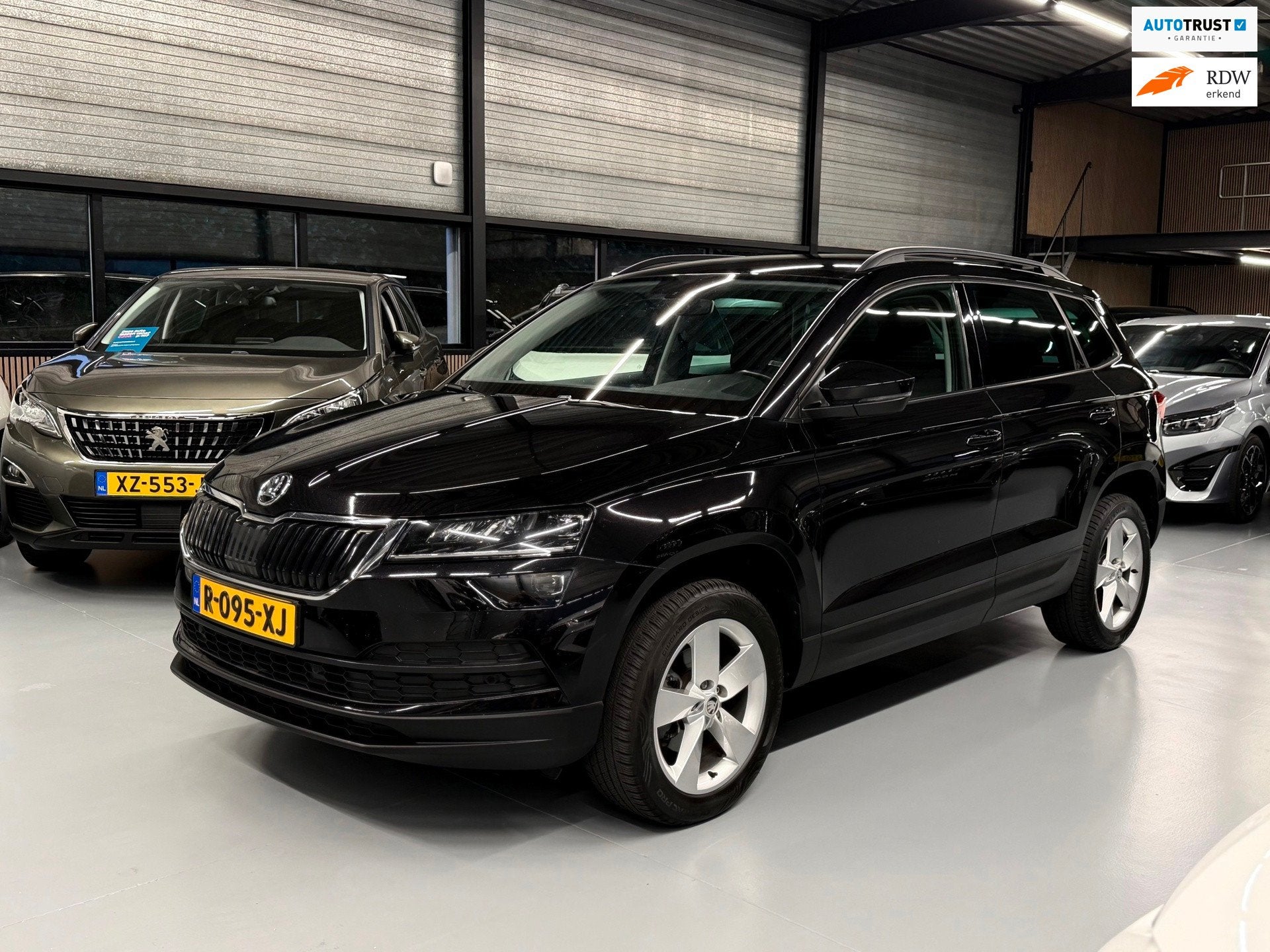 Skoda Karoq 1.5 TSI ACT DSG Business Edition Led l CarPlay l, Auto's, Dealer onderhouden, 4 cilinders, 150 pk, Zwart