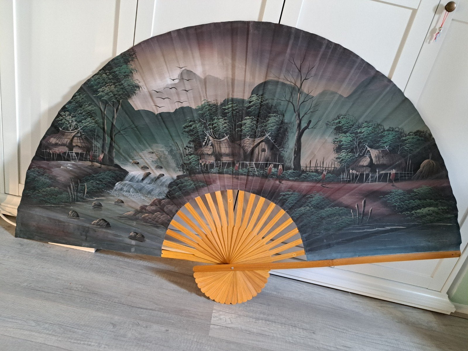 Grote decoratieve waaier met landschapsschildering, Ophalen