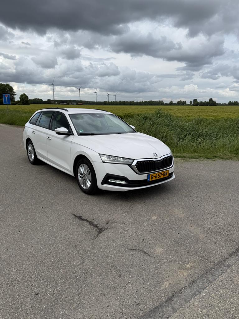 Skoda Octavia 1.0 TSI 110pk 2022 Wit, Voorwielaandrijving, Elektronische parkeerrem, Wit, Origineel Nederlands