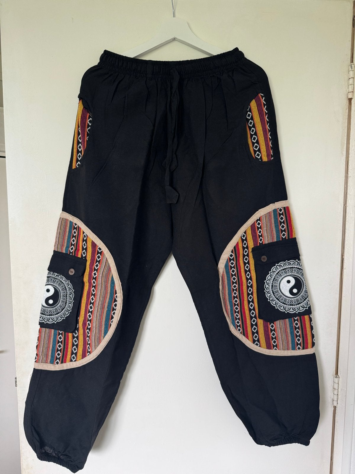 Zwarte harembroek met kleurrijke patronen, Kleding | Dames, Maat 38/40 (M), Zwart, Ophalen of Verzenden, Zo goed als nieuw