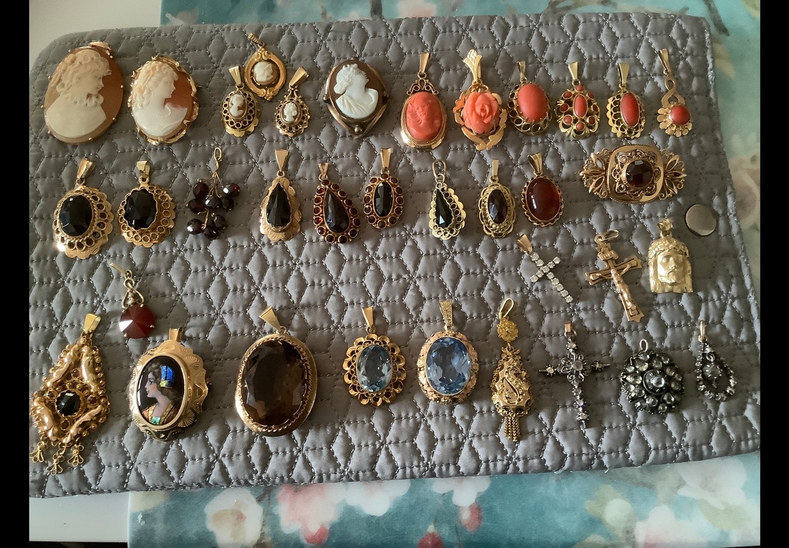 Foto 20 van Antieke Bloedkoraal ketting collier gouden slot 14 k goud