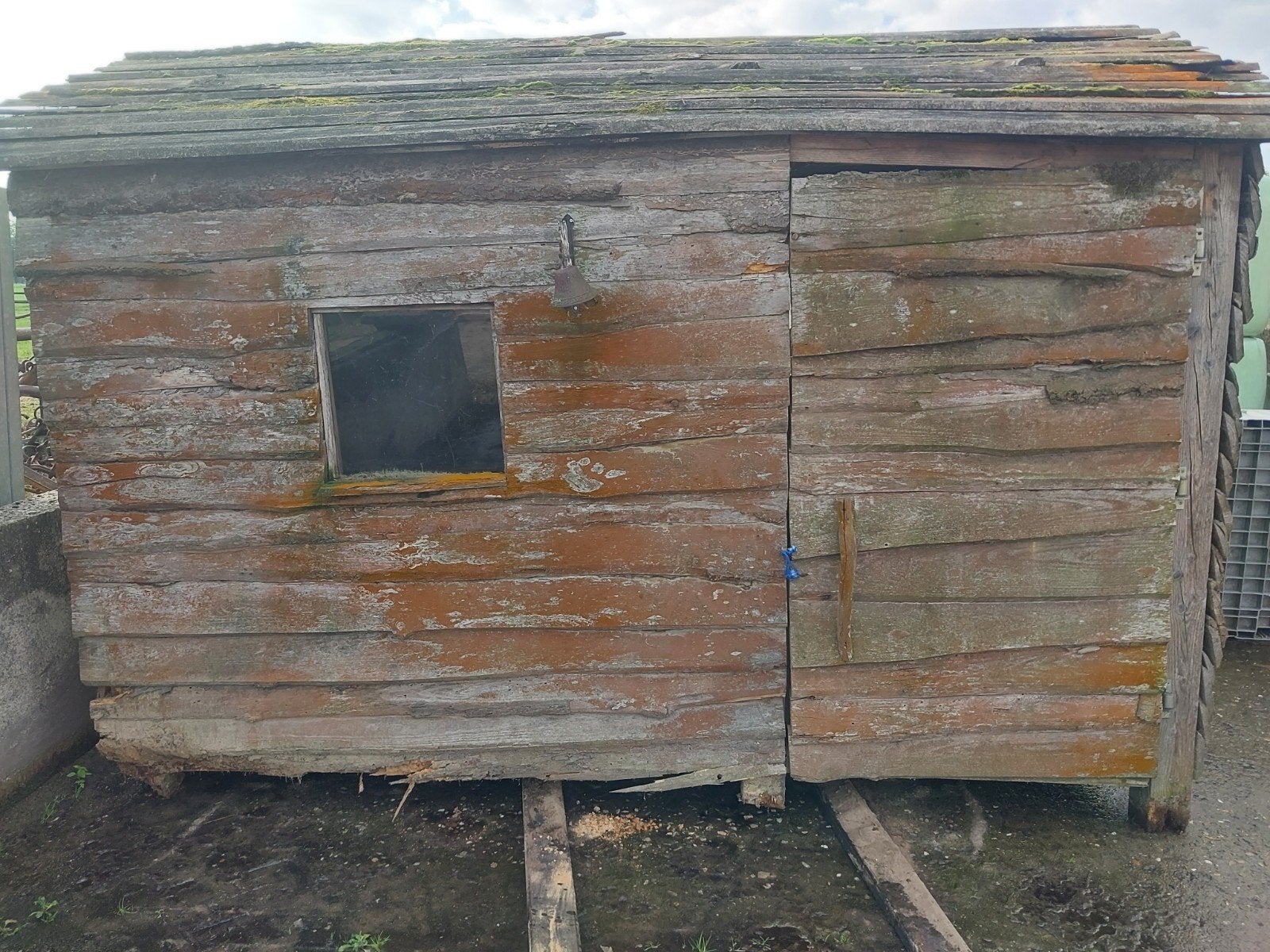 Te koop t.e.a.b een houten stal, Dieren en Toebehoren, Stalling