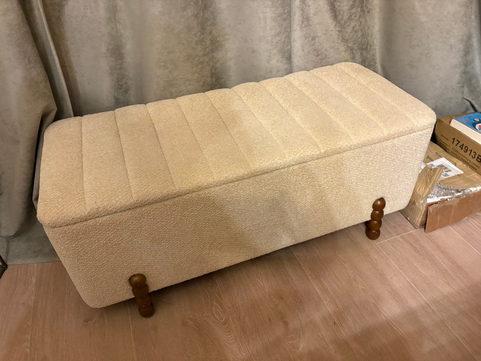 Teddy beige hocker / klep bank, Huis en Inrichting, Woonaccessoires | Kisten, Ophalen, Zo goed als nieuw