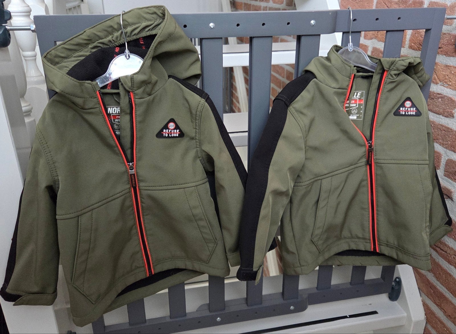 2 softshell jasjes, maat 98, Ophalen of Verzenden, Zo goed als nieuw, Kleding