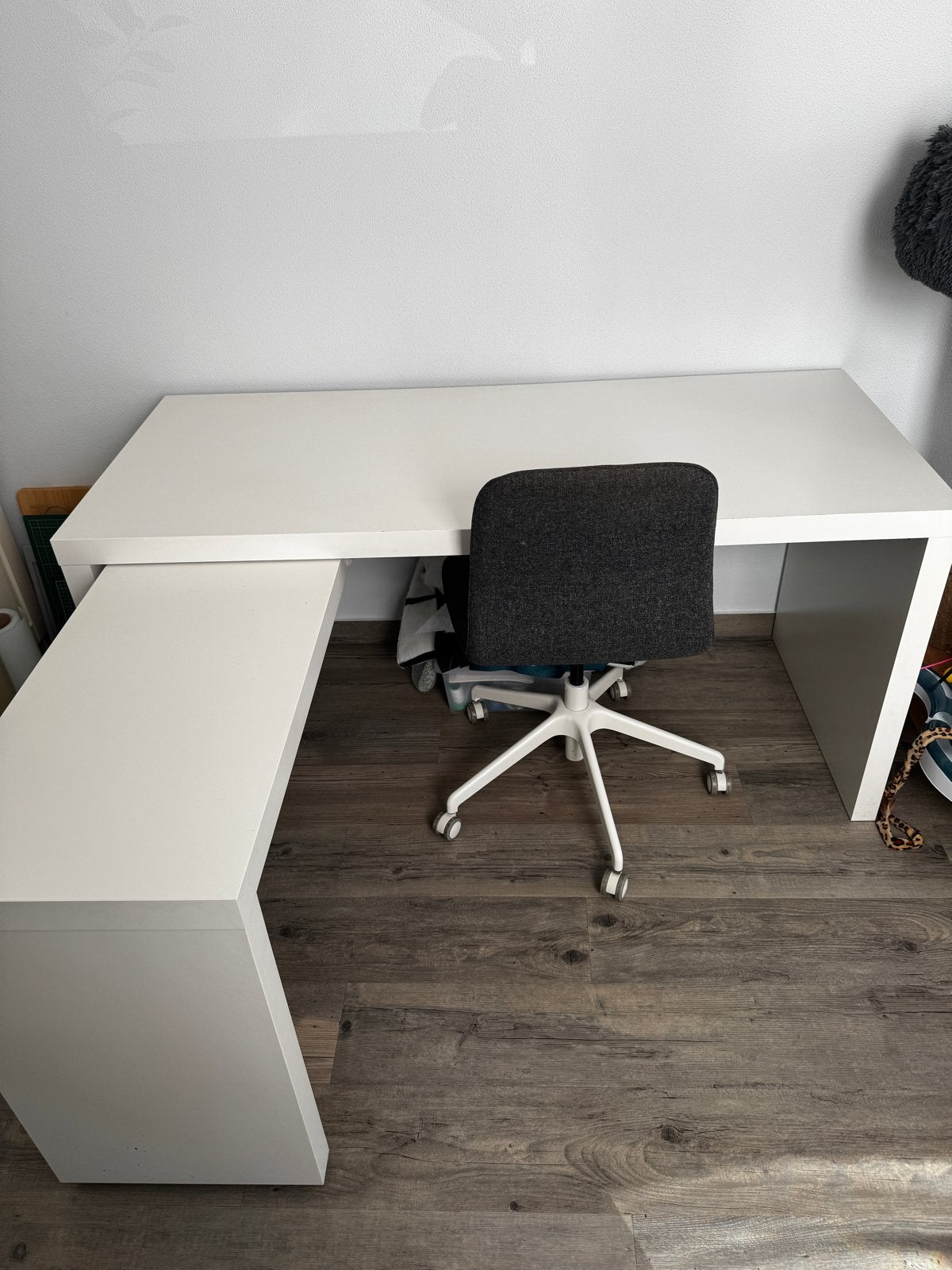 IKEA Malm bureau met uitschuifbaar blad en bureaustoel, Huis en Inrichting, Bureaus, Ophalen, Opbergruimte, Gebruikt, Spaanplaat of MDF