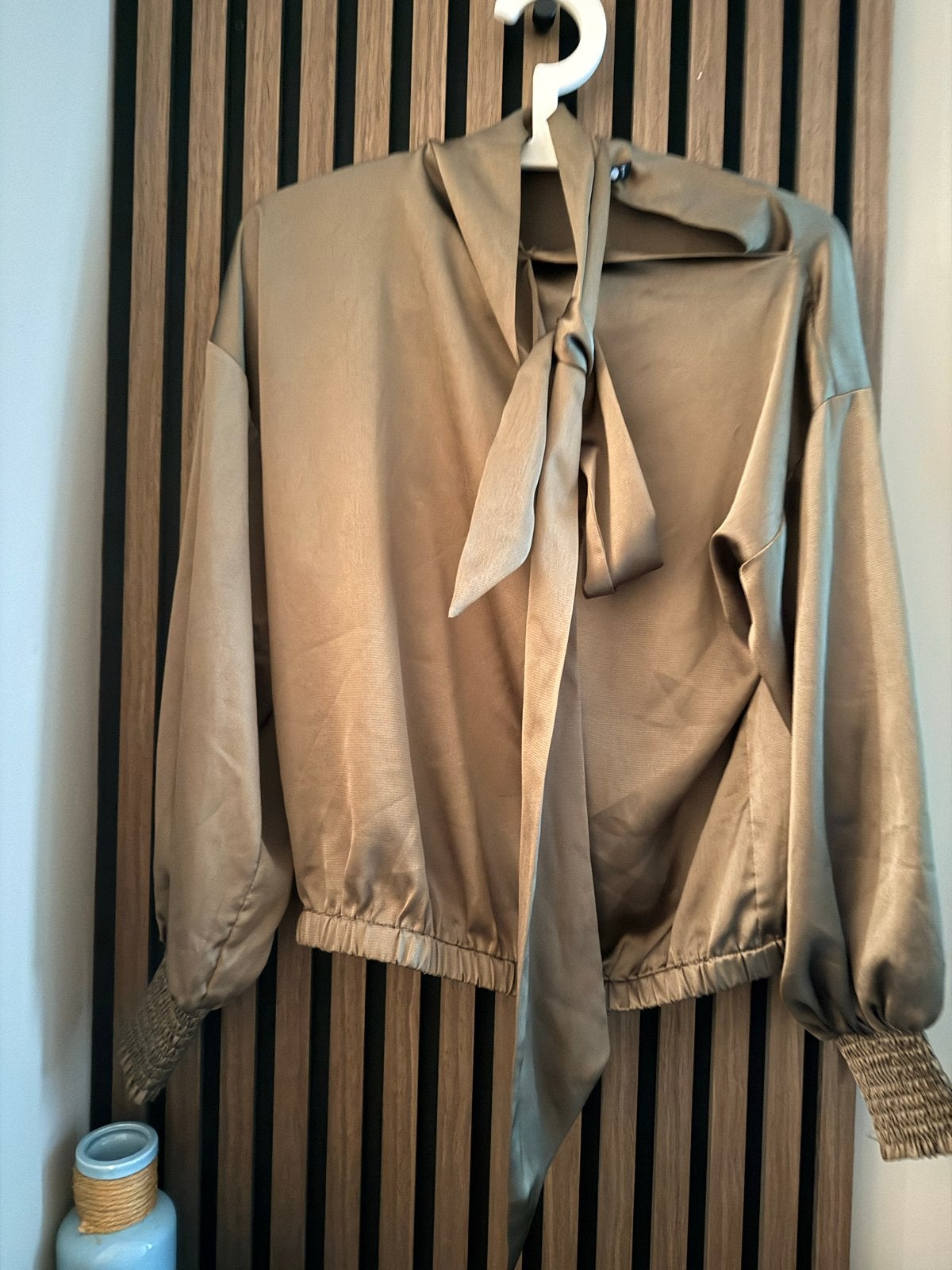 Nieuwe Alexa Blouse van Label Dot- Khaki - Maat 38, Kleding | Dames, Ophalen of Verzenden, Nieuw, Maat 38/40 (M), Overige kleuren