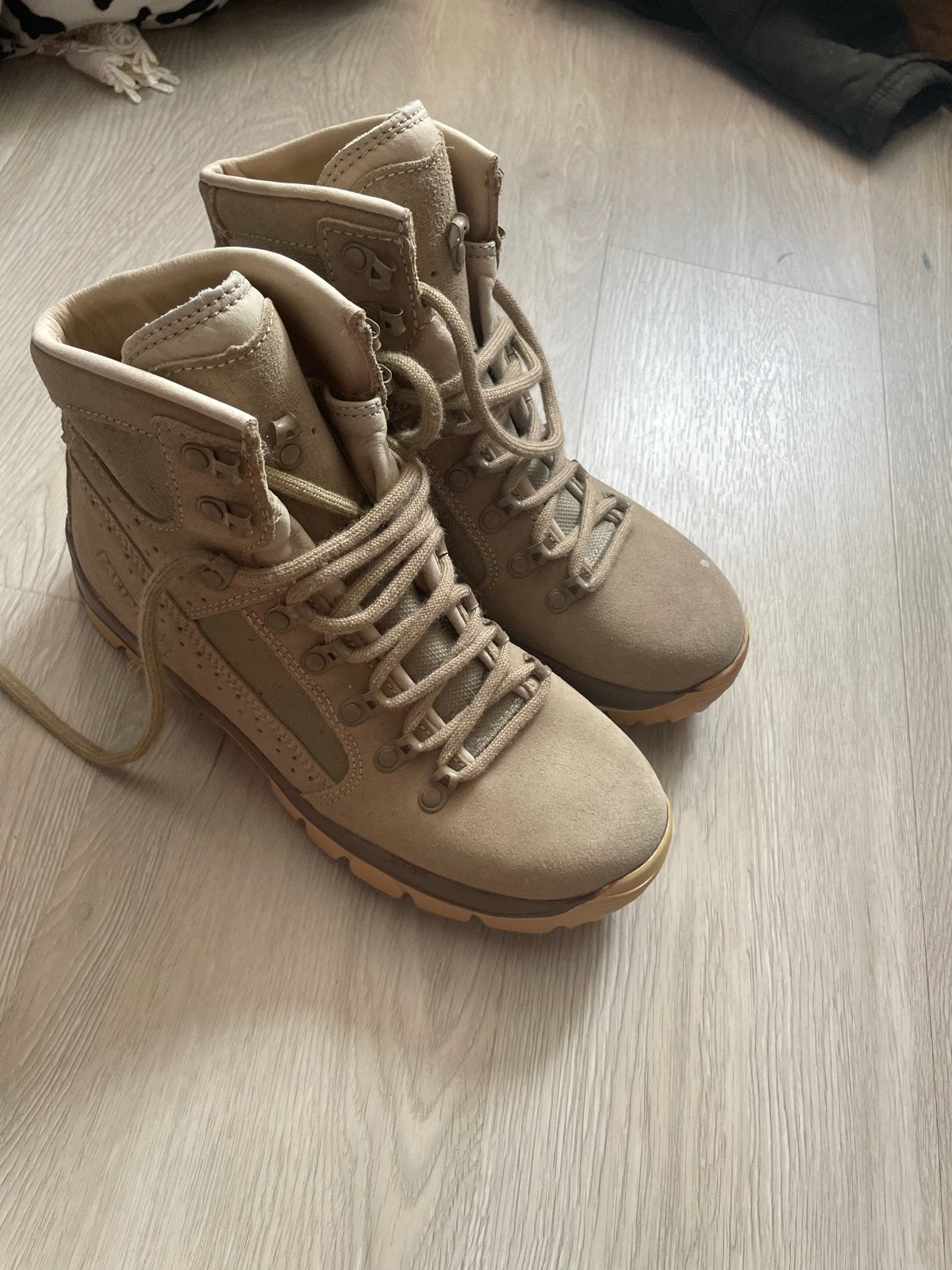Meindl Legerschoenen Maat 39 - Robuust en Comfortabel, Beige, Zo goed als nieuw, Wandelschoenen, Ophalen of Verzenden