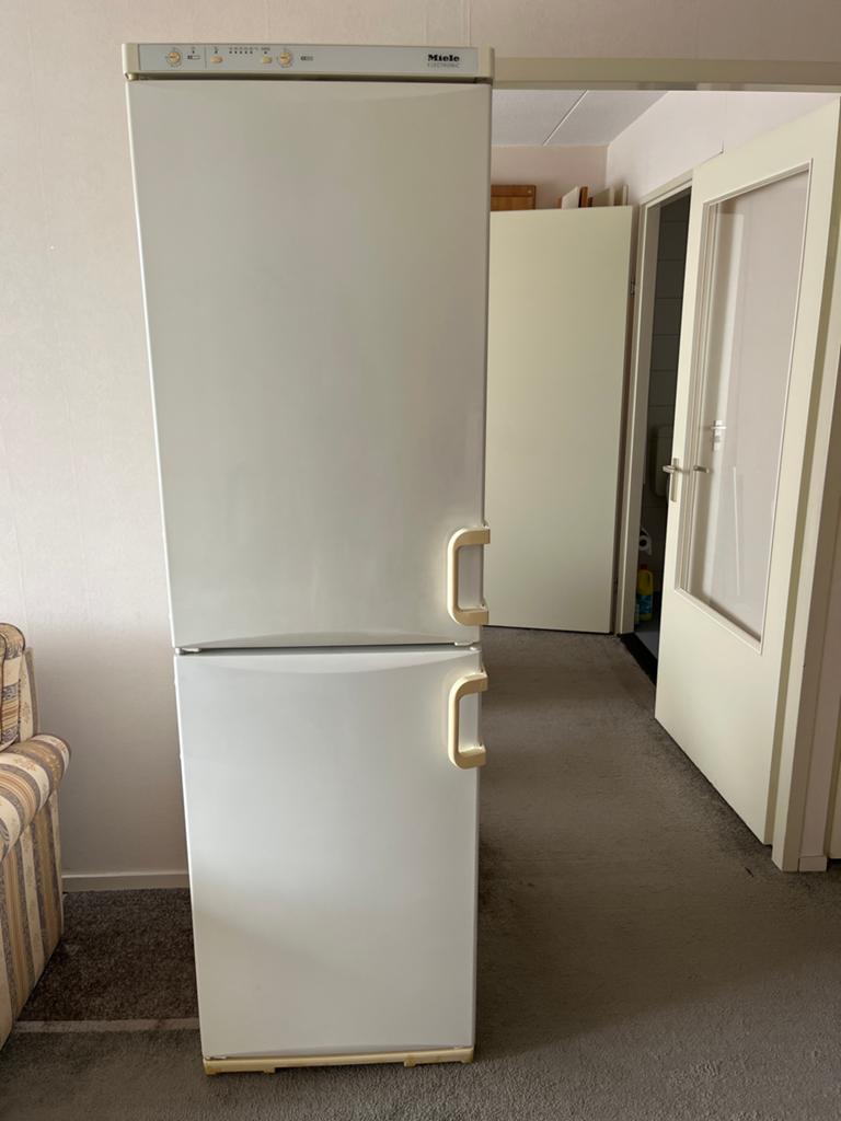 Miele koel-vriescombinatie - Wit, gebruikt, Witgoed en Apparatuur, Ophalen, 150 tot 200 liter, Gebruikt, Met aparte vriezer