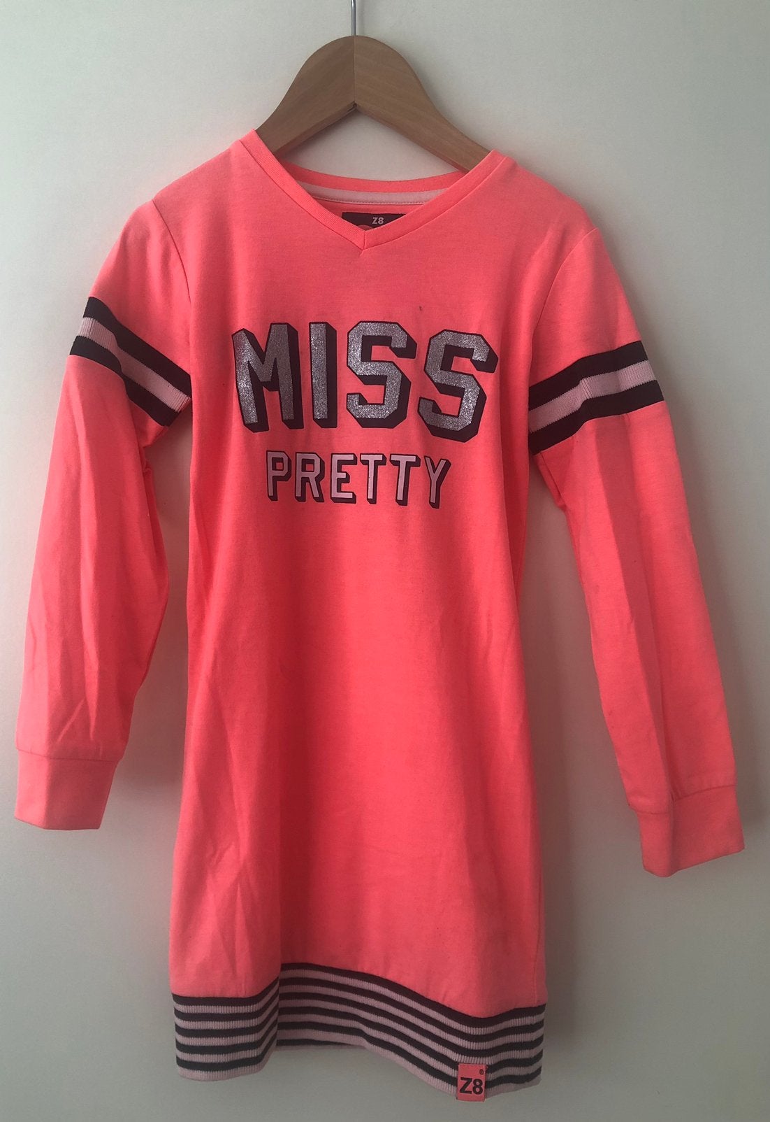 Z8 miss pretty roze jurkje met zilveren letters maat 116/122, Ophalen, Zo goed als nieuw, Meisje, Jurk of Rok