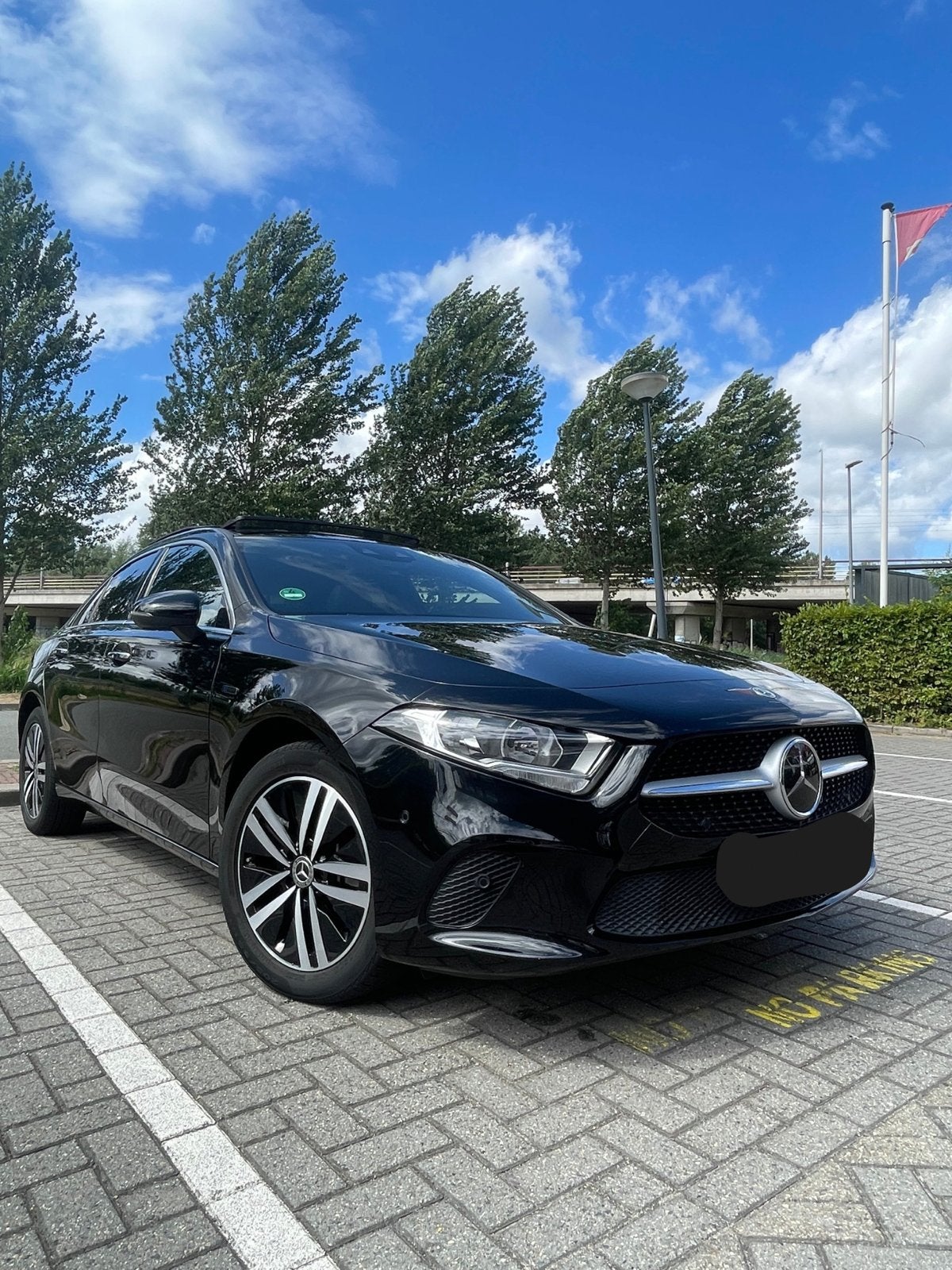 Mercedes-Benz A250e 2020 Panorama|Stoelventilatie|Leer, Auto's, 4 cilinders, Zwart, Leder, 1600 kg