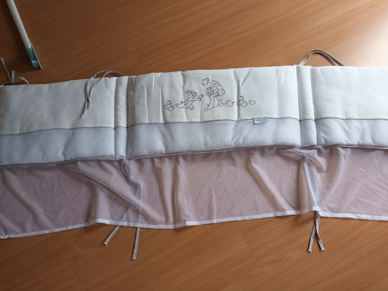BEDBUMPER VOOR LEDIKANTJE VAN ANNEL, Ophalen of Verzenden, Zo goed als nieuw, Wit, Jongetje of Meisje
