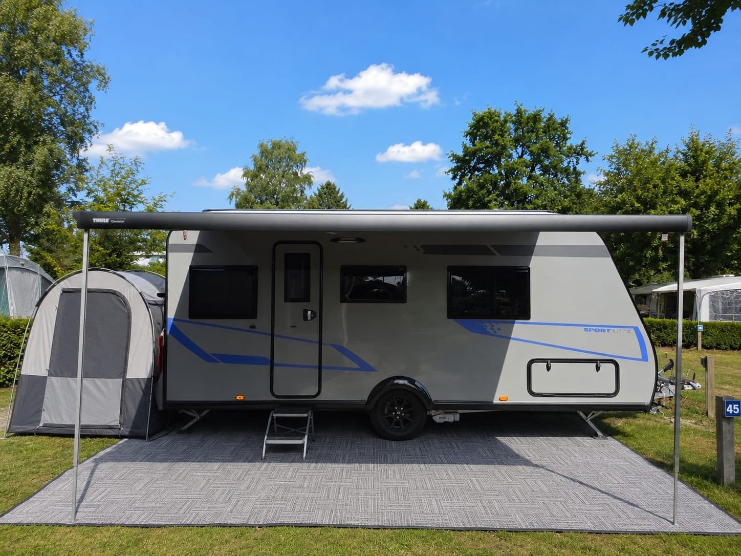 Caravelair Sport Line 480 | Nieuwstaat | Queensbed, Treinzit, Particulier, Schokbreker, 6 tot 7 meter
