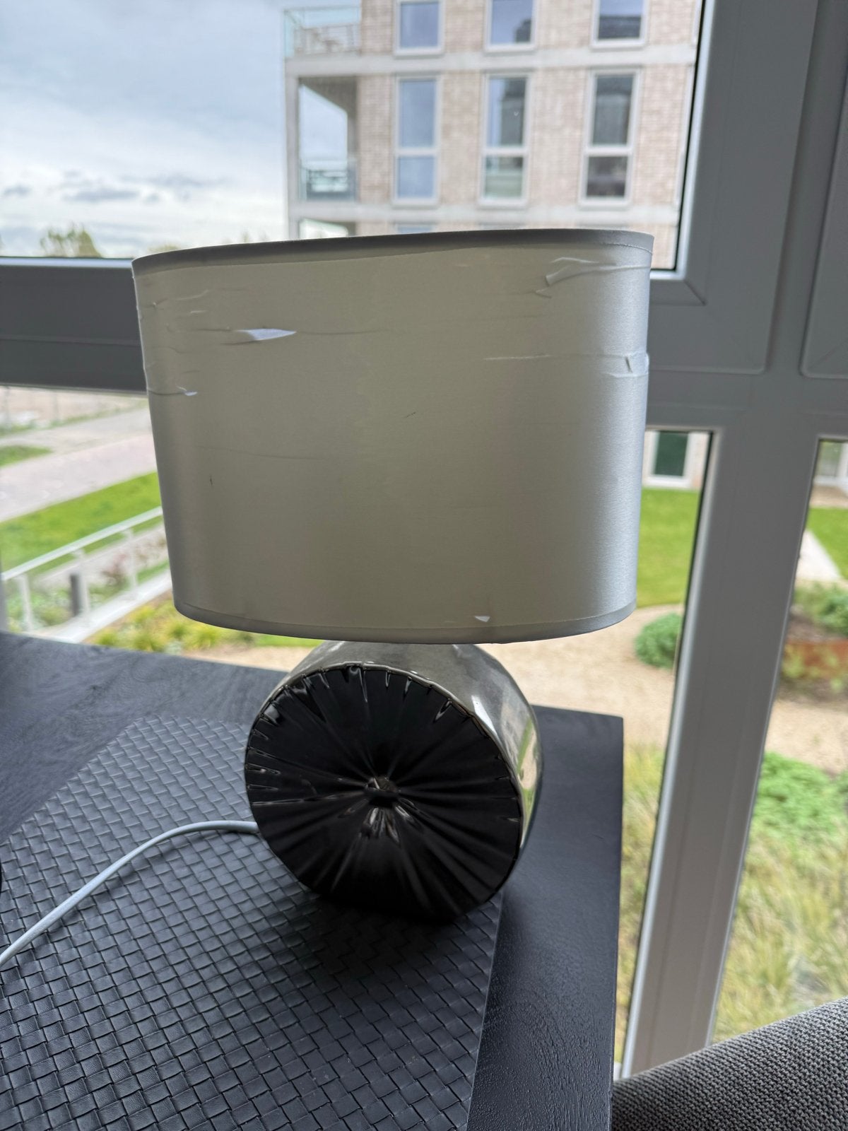 Moderne tafellamp met zilveren voet en witte kap, Ophalen, Met schakelaar, Gebruikt, E14 (klein)