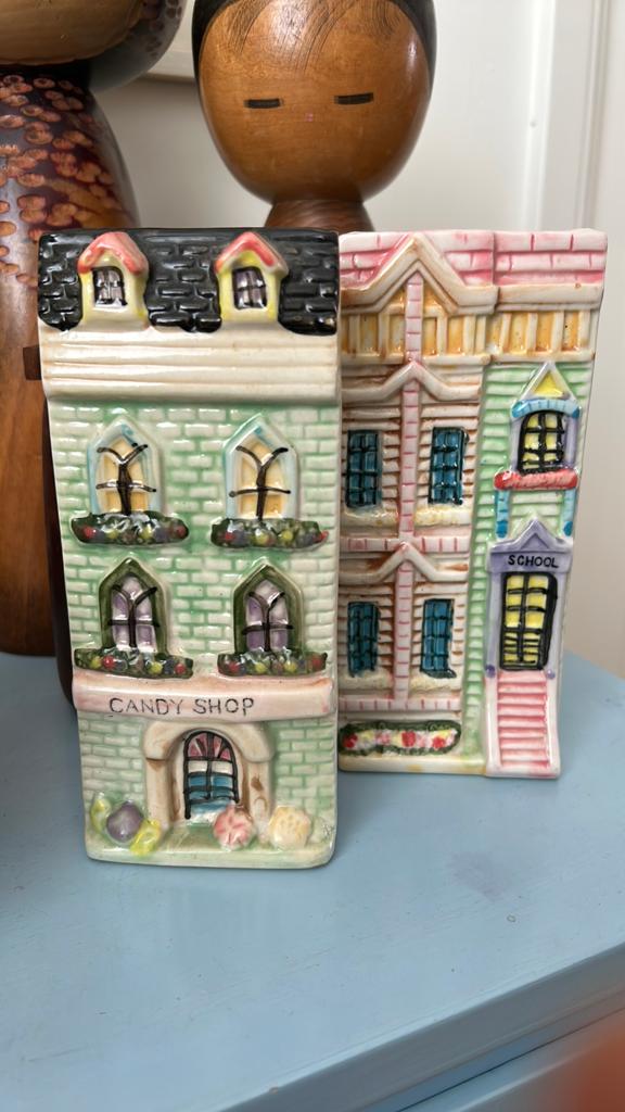 2 vintage porselein vaasjes wandvaasjes huisjes, Ophalen of Verzenden, Zo goed als nieuw