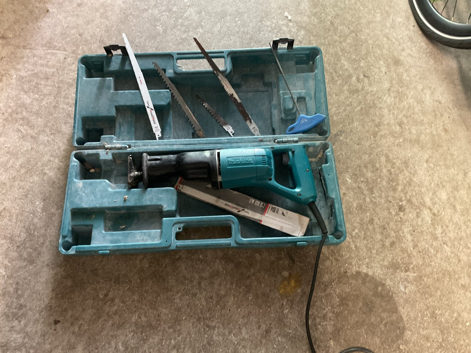 Makita JR3000 Reciprozaag met koffer en zaagbladen, Doe-het-zelf en Verbouw, Gereedschap | Zaagmachines, Ophalen, Gebruikt, 70 mm of meer