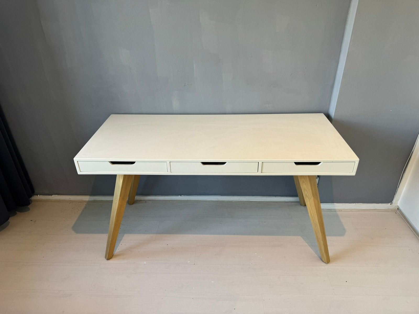 Wit bureau met houten poten en lades, Huis en Inrichting, Ophalen, Zo goed als nieuw