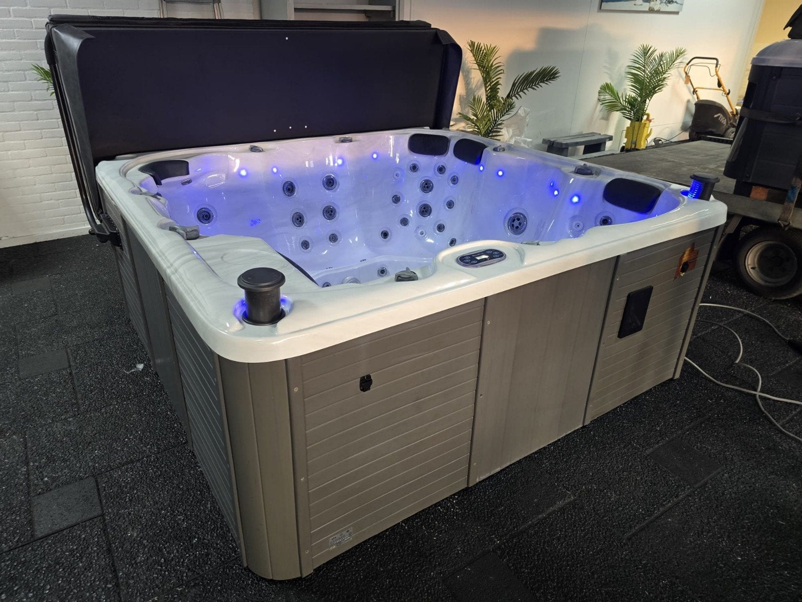 Sunspa Napoli Balboa Jacuzzi Premium Spa 6 Pers, Ophalen, Gebruikt, Ettensebaan 21, 4813 AH Breda, Vast