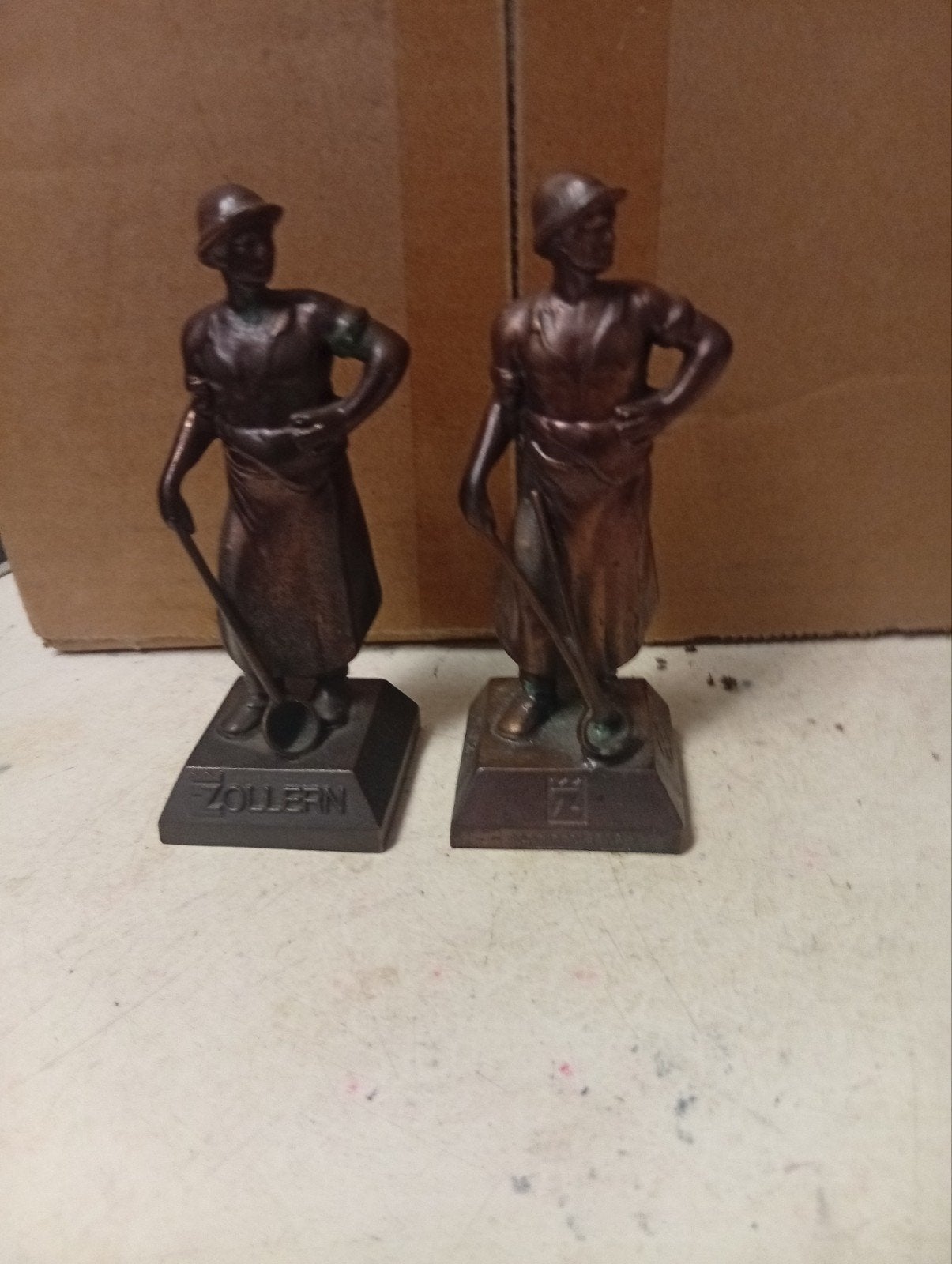 Twee bronzen beelden van mijnwerkers - Zollern, Minder dan 20 cm, Ophalen of Verzenden, Beeld, Bruin