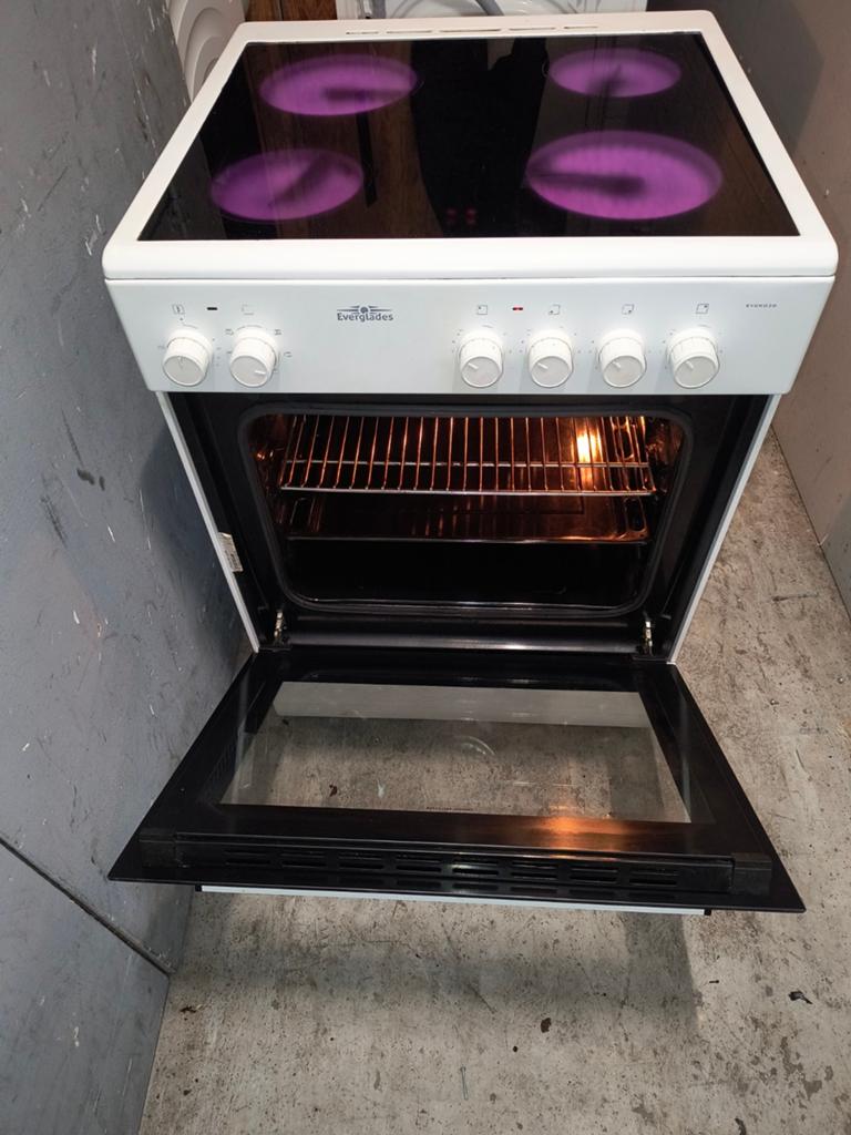 Keramische fornuis, Witgoed en Apparatuur, Keramisch, Zo goed als nieuw, Vrijstaand, 85 tot 90 cm